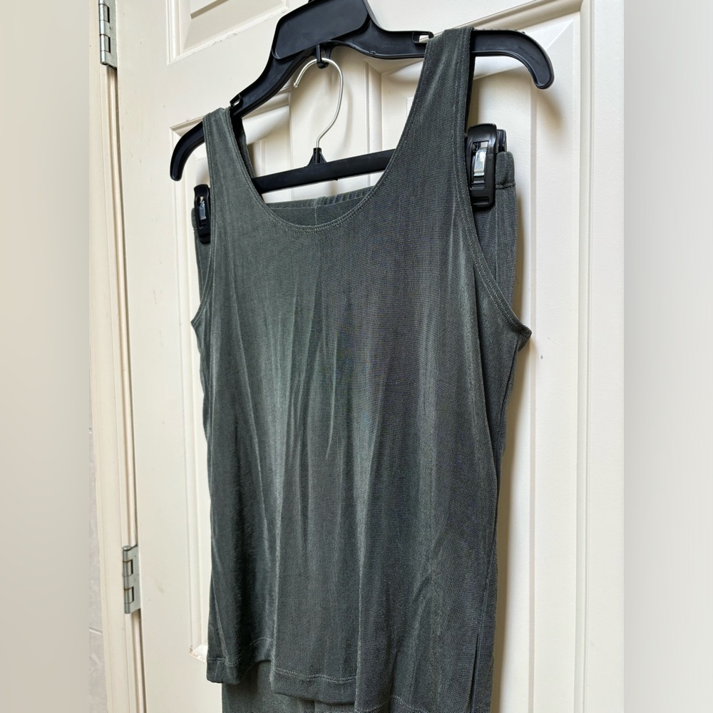 Like New! Women’s Chico’s Jumpsuit. Color Green - Picture 8 of 10